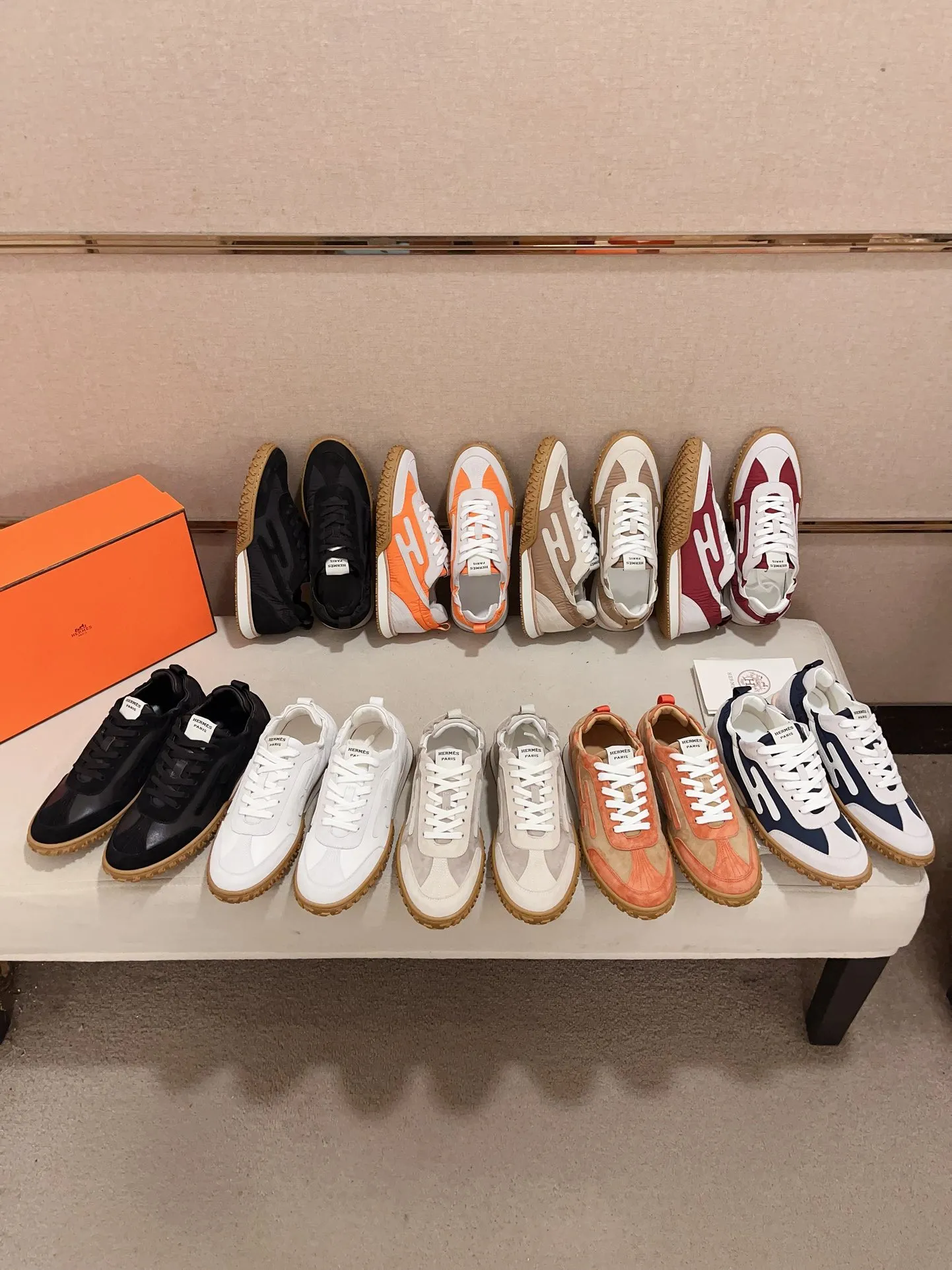 Men's men's shoes 💰: 720💰 Hermes top version # Couple style 💏 24ss casual sneakers Suede goatskin sneakers decorated with contrasting patterns and iconic "H" details, beautifully packaged at the delivery counter 🛍📦 Fabric: suede + cowhide Lining: mixed sheep lining Outsole: original TPU Bottom thickness: 2CM Size: 35-44